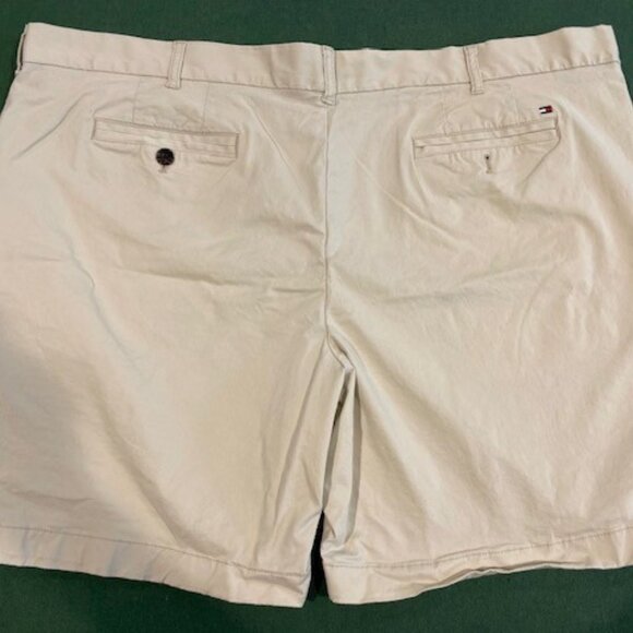 Tommy Hilfiger mens shorts flat front khaki shorts tan size 48R EUC - Picture 4 of 4